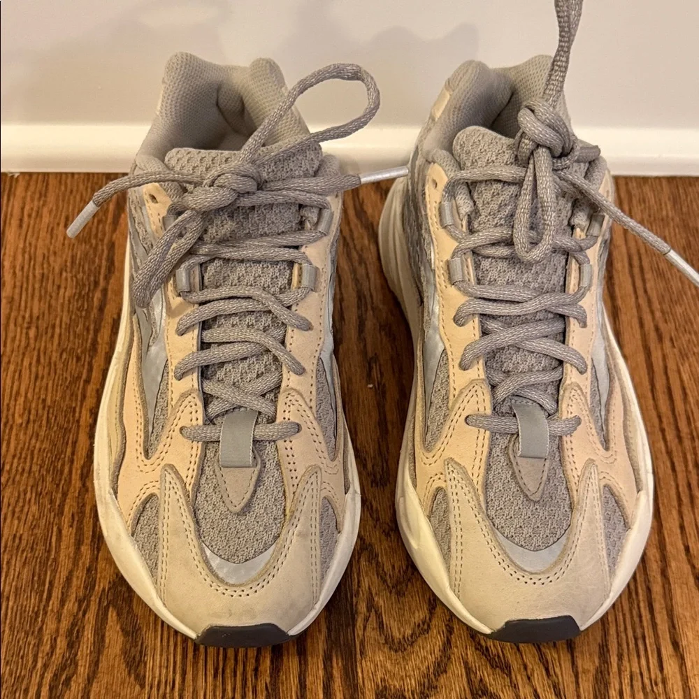 Yeezy Boost 700 V2 Cream Male sz 5.5